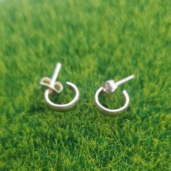 Vintage Jewelry - Dainty Silver Tone Hoop Earrings E1030